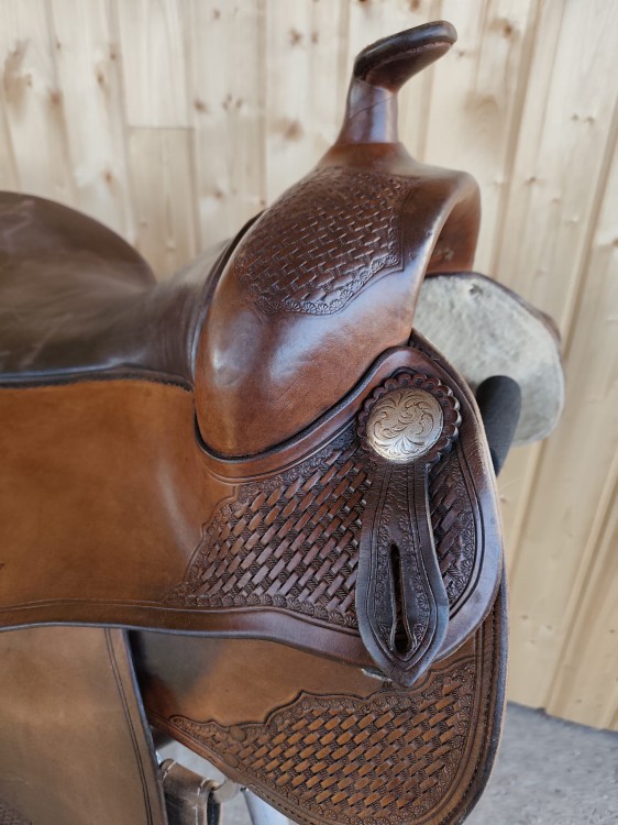 Srebrne concho z grawerunkiem i basket tooling na cantle siodła Continental Equiflex 135