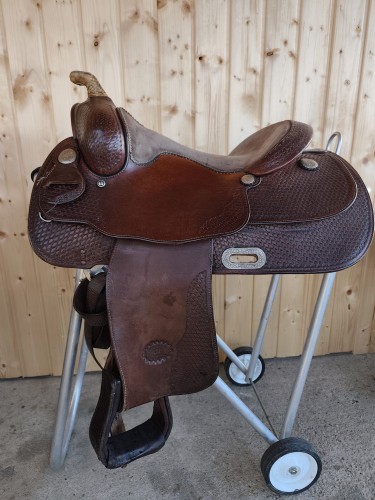 Używane siodło western Billy Cook 15" — basket tooling, zamszowe siedzisko, widok z boku