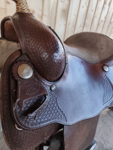 Plakietka Billy Cook Maker Sulphur Oklahoma i srebrne concho — siodło westernowe używane