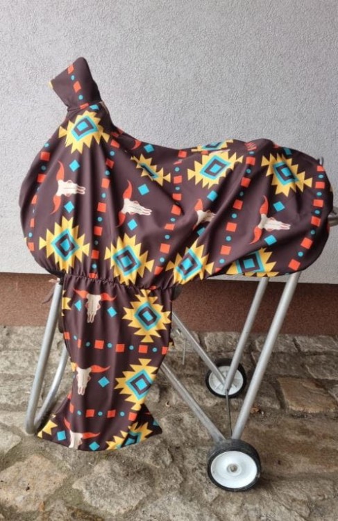 Pokrowiec na siodło western z fenderami — wzór longhorny, kolor mango/sunburst — Delta Trade