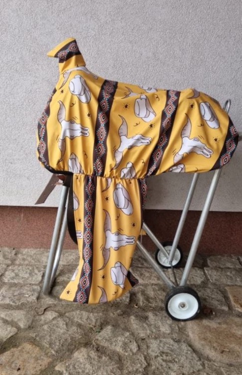 Pokrowiec na siodło western z fenderami — wzór kowbojskie atrybuty, kolor szary — Delta Trade