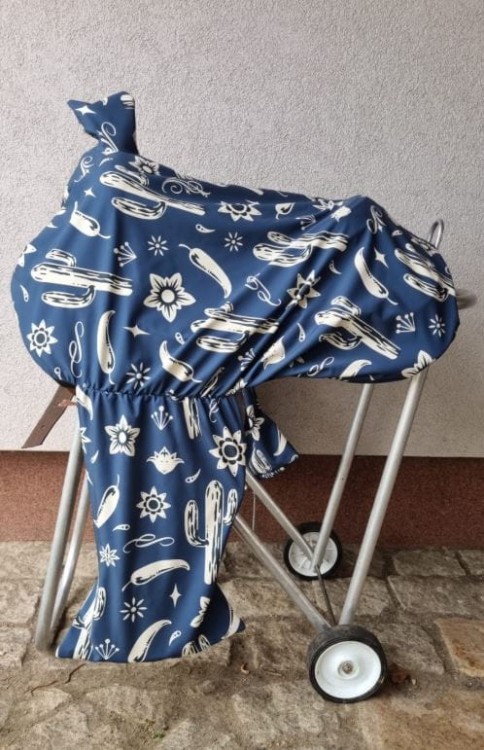 Pokrowiec na siodło western z fenderami — wzór kaktusy, kolor ciemnoniebieski — Delta Trade HorsePassion.pl