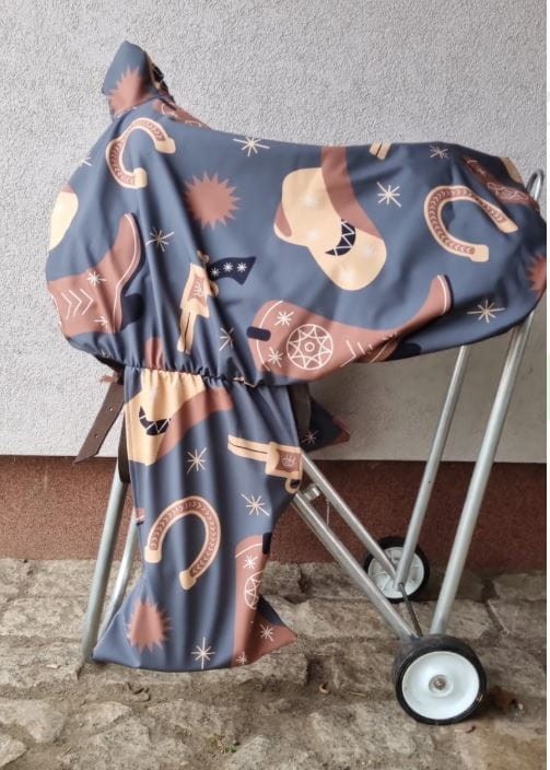 Pokrowiec na siodło western z fenderami — wzór indiański, czaszki i pióra, kolor ciemnobrązowy — Delta Trade