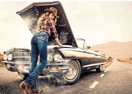 Stars & Stripes Diamond — lifestyle z kowbojką, bootcut na kowbojkach, kapelusz western, klasyczny krój western