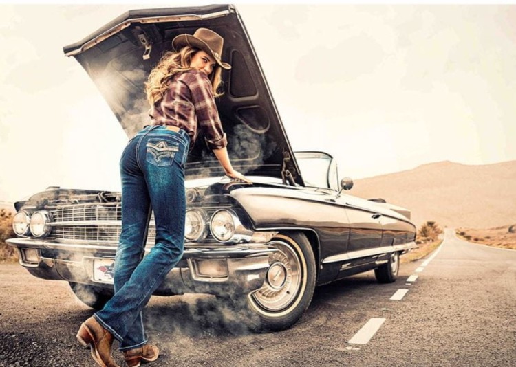 Stars & Stripes Diamond — lifestyle z kowbojką, bootcut na kowbojkach, kapelusz western, klasyczny krój western