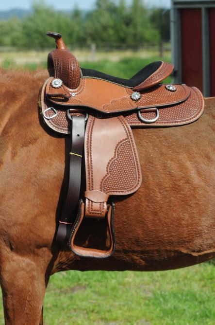 Siodło western White Star dla dzieci — pełny widok na koniu, kolor ciemny