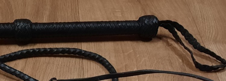 Bicz pleciony bullwhip skórzany 305 cm czarny GVR — zbliżenie na rękojeść z plecionym węzłem i pętlą