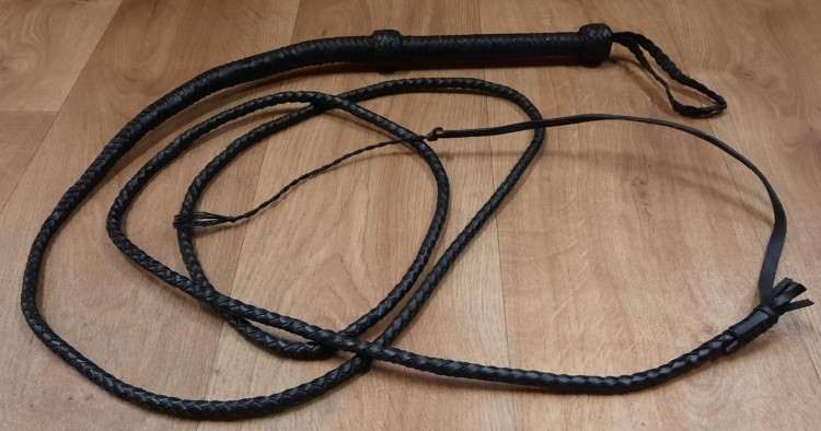 Bicz pleciony bullwhip skórzany 305 cm czarny GVR — pełna długość rozłożona, widoczny splot i cracker