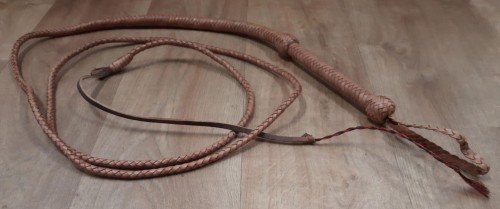 Bicz pleciony bullwhip skórzany 305 cm naturalny brąz GVR — ręcznie pleciony splot ze skóry naturalnej, pełna długość rozłożona