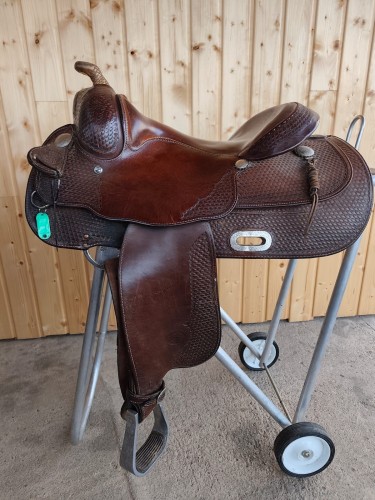 Używane siodło western Billy Cook 15" krótkie 68 cm — basket tooling, dwutonowe, widok z boku