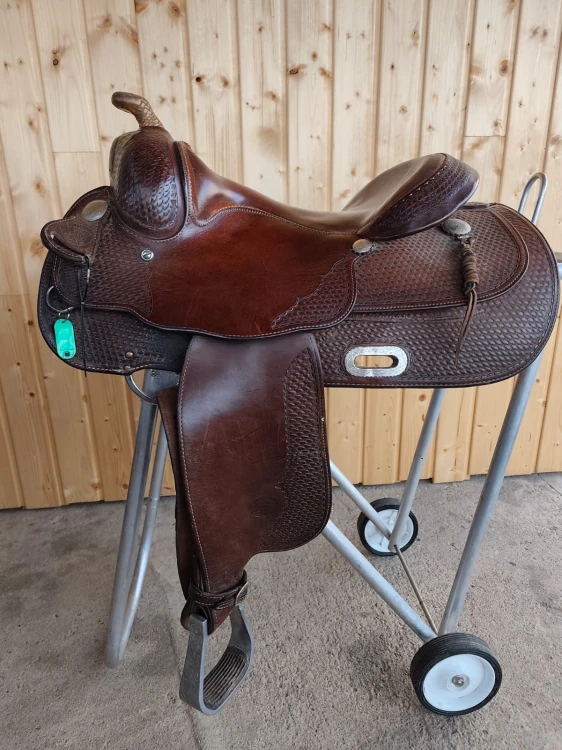 Używane siodło western Billy Cook 15" krótkie 68 cm — basket tooling, dwutonowe, widok z boku
