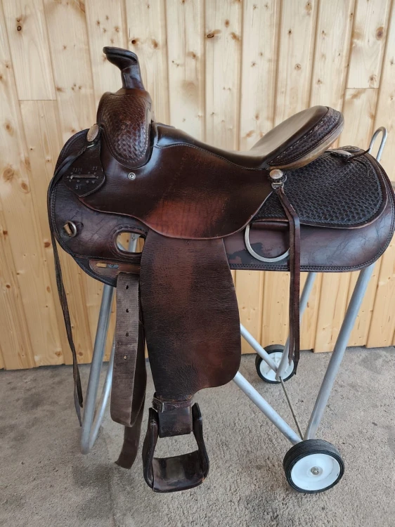 Używane siodło western Deuber & Partner 15" — basket tooling, roping horn, widok z boku