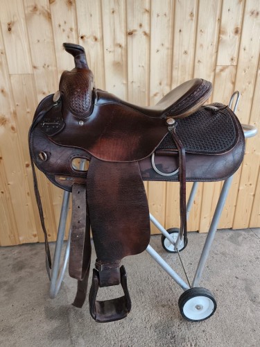 Używane siodło western Deuber & Partner — liczne troki, otwory do tie strap, widok z lewej