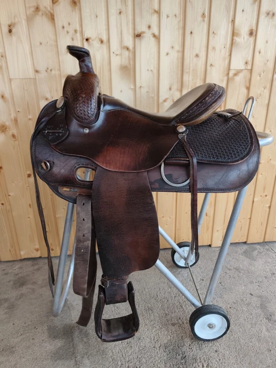 Używane siodło western Deuber & Partner — liczne troki, otwory do tie strap, widok z lewej