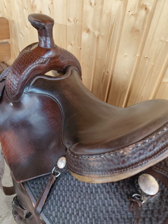 Horn i siedzisko siodła Deuber & Partner — gładka skóra espresso, basket tooling na swellu