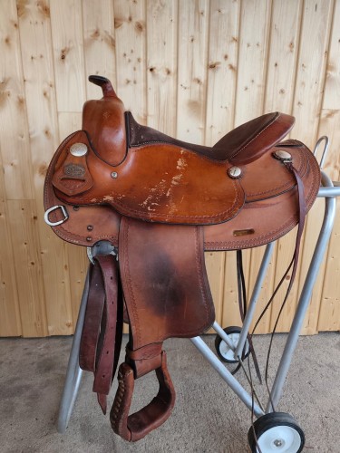 Używane siodło western Crates Leather Co. 15" — arabska terlica 62 cm, zamszowe siedzisko, widok z boku