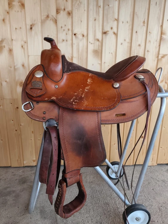 Używane siodło western Crates Leather Co. 15" — arabska terlica 62 cm, zamszowe siedzisko, widok z boku