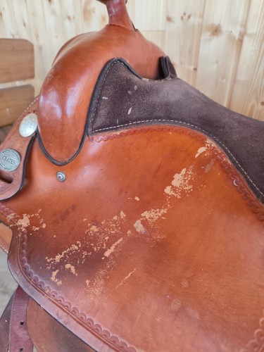 Łuszczenie powłoki skóry na fenderze siodła Crates — widoczne uszkodzenia wizualne