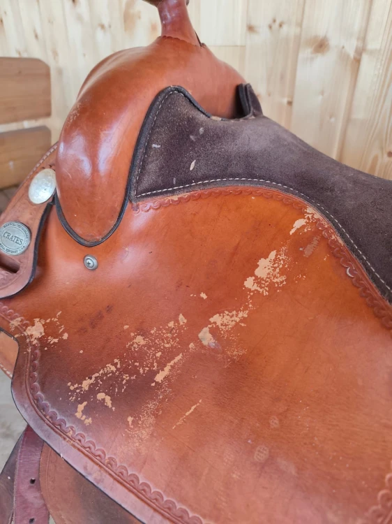 Łuszczenie powłoki skóry na fenderze siodła Crates — widoczne uszkodzenia wizualne