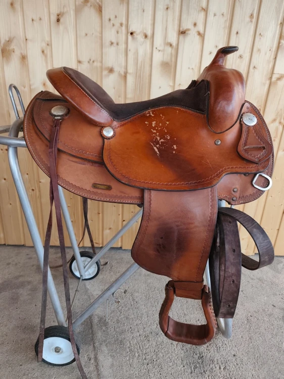 Używane siodło western Crates — arabska terlica, border tooling, widok z lewej
