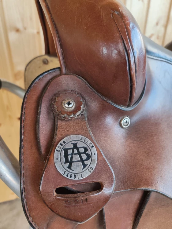 Medalion Bona Allen Saddle Co. i numer modelu S211 — oryginalne siodło western używane