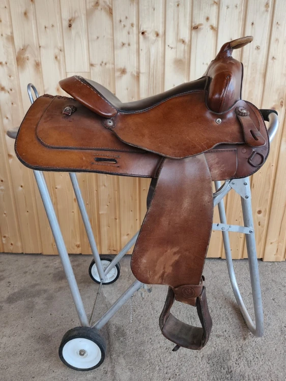 Używane siodło western Bona Allen Saddle Co. — styl ranczerski, ciepły brąz, widok z lewej