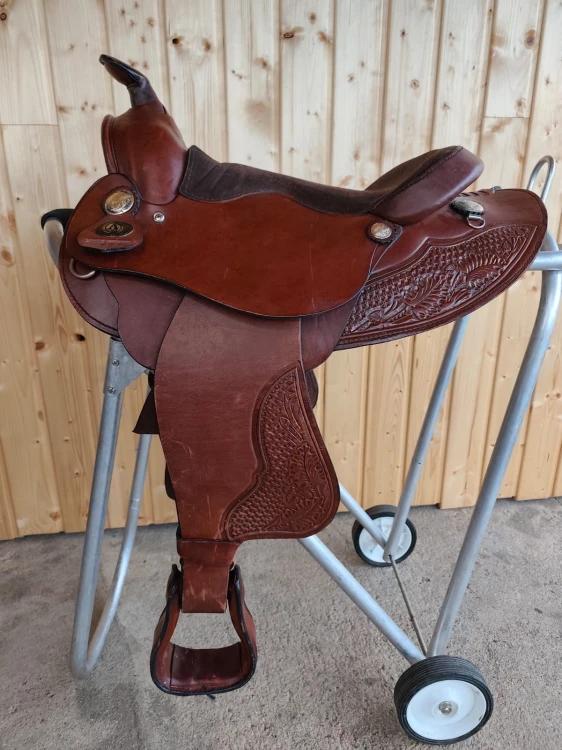 Używane siodło western Circle A American Saddlery 14" — basket+floral tooling, wiśniowy brąz, widok z boku
