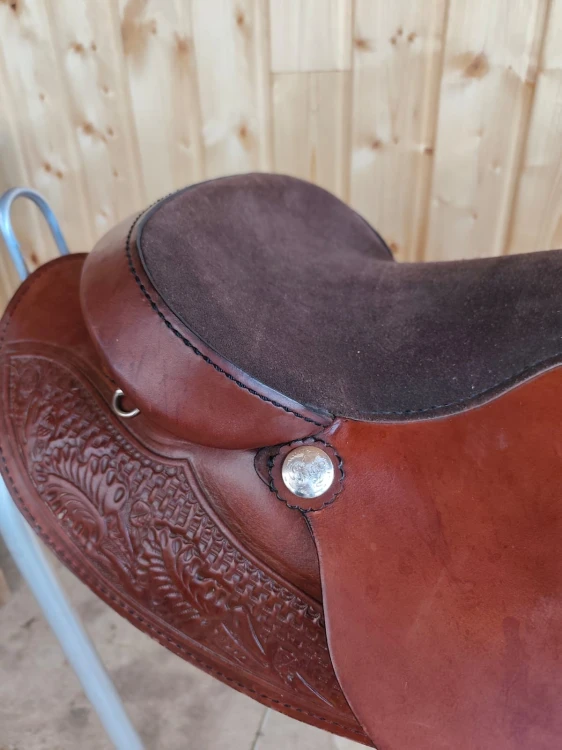 Ciemnoczekoladowe zamszowe siedzisko siodła Circle A model 903 — detail