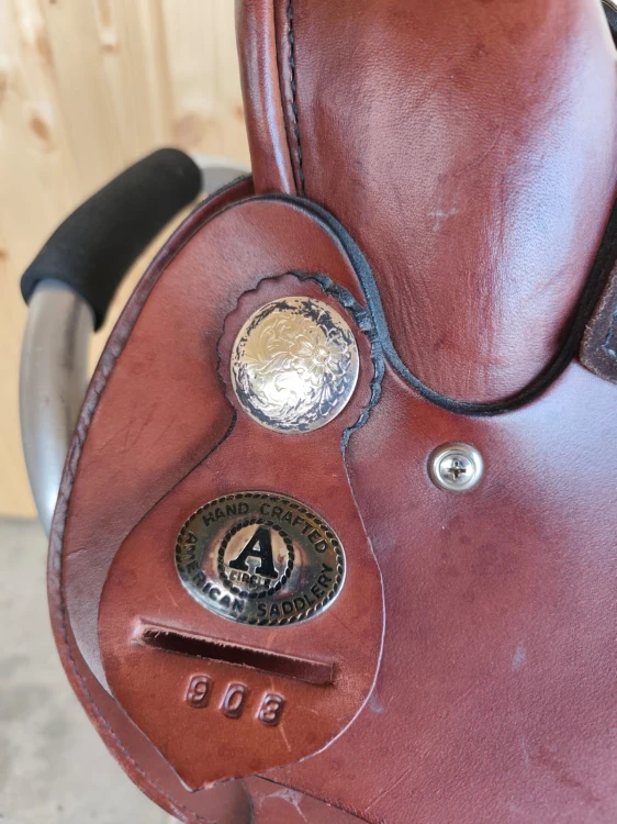 Medalion Hand Crafted Circle A American Saddlery i numer modelu 903 — siodło western używane