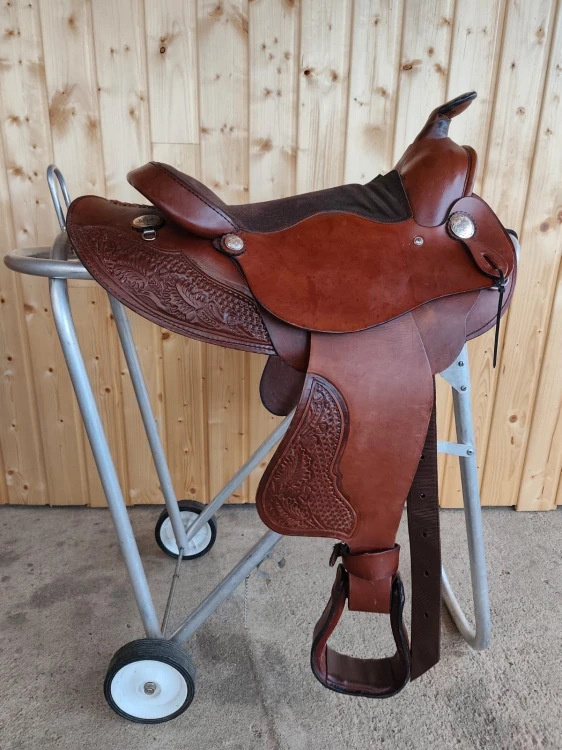 Używane siodło western Circle A — single skirt, nylonowy tie strap, widok z lewej