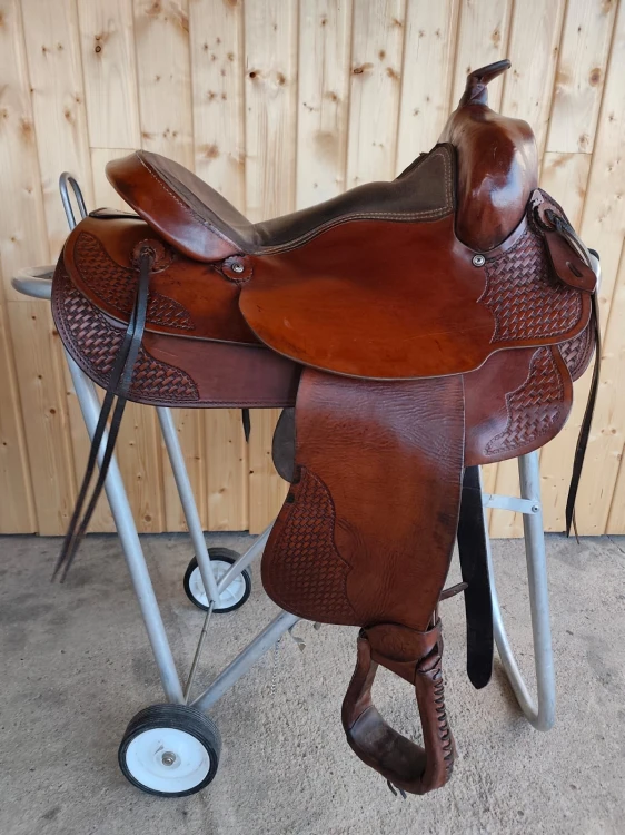 Używane siodło western Montana Saddlery — basket tooling, troki, widok z lewej strony