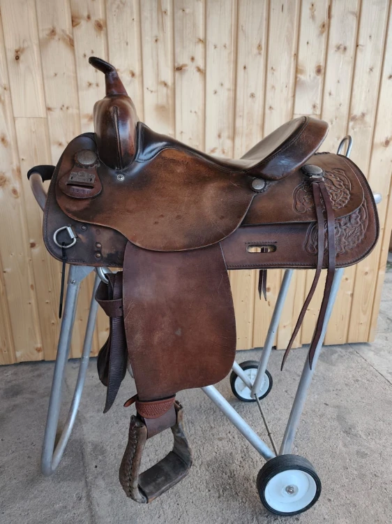 Używane siodło western Big Horn 15" — floral tooling, dwukolorowe, widok z boku