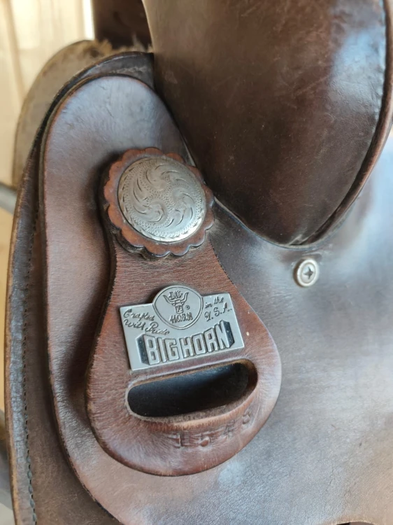 Plakietka Big Horn Made in USA i srebrne concho z grawerem — siodło używane