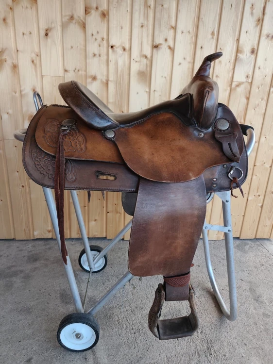 Używane siodło western Big Horn — floral tooling na połach, widok z lewej strony