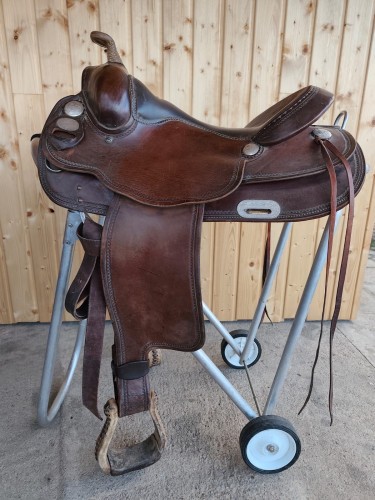 Używane siodło western 16" — zamszowe siedzisko roughout, rawhide horn, troki, widok z prawej
