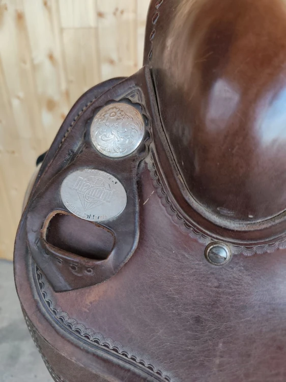 Stempel marki na siodle western LB330 — silver concha, plakietka na połce