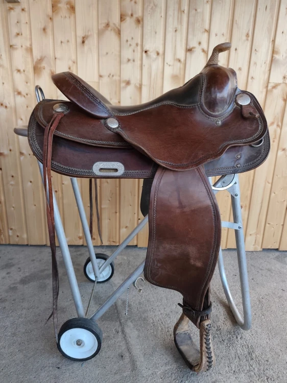 Używane siodło western LB330 — border tooling, zamszowe siedzisko, silver conchos, widok z lewej