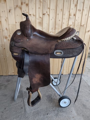 Używane siodło western Longhorn 705 — głęboki floral tooling, ciemny czekoladowy brąz, troki, widok z prawej