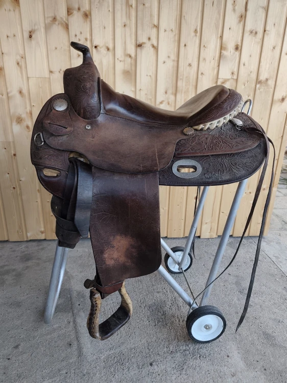 Używane siodło western Longhorn 705 — głęboki floral tooling, ciemny czekoladowy brąz, troki, widok z prawej