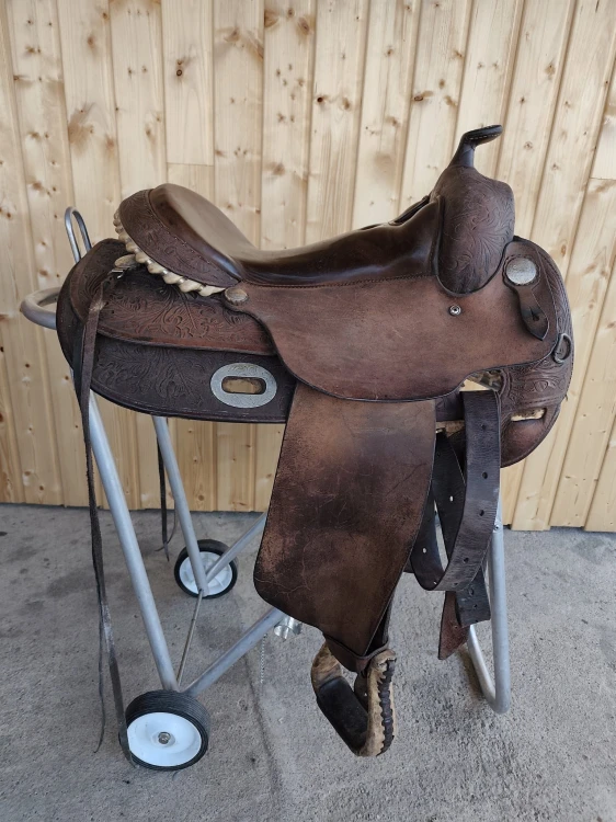 Używane siodło western Longhorn lb331 — floral tooling, roughout fendery, widok z lewej