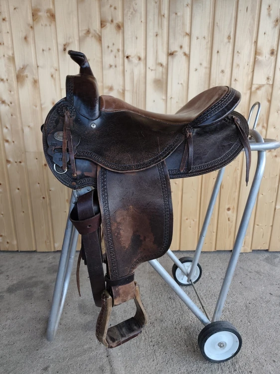 Używane siodło western Deuber & Partner 16" 58 cm — scroll tooling, single skirt, widok z boku