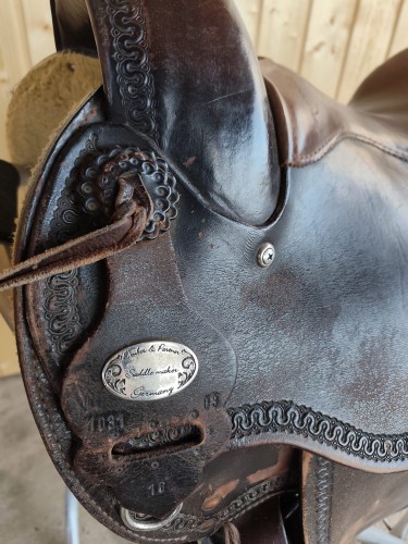 Medalion Deuber & Partner Saddle maker Germany i numer modelu 7031 — siodło western używane