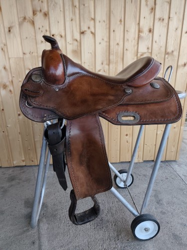Używane siodło western Garland Saddlery — butterfly close contact, border scallop tooling, antyczne conchos, widok z prawej