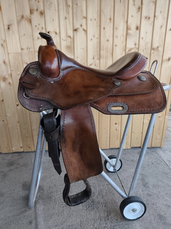 Używane siodło western Garland Saddlery — butterfly close contact, border scallop tooling, antyczne conchos, widok z prawej
