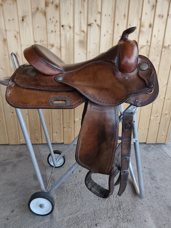 Używane siodło western Garland Saddlery lb332 — typ butterfly, prostokątna plakietka, widok z lewej