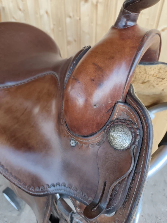 Siedzisko siodła Garland Saddlery — gładka skóra licowa, widoczne ślady użytkowania na swelis