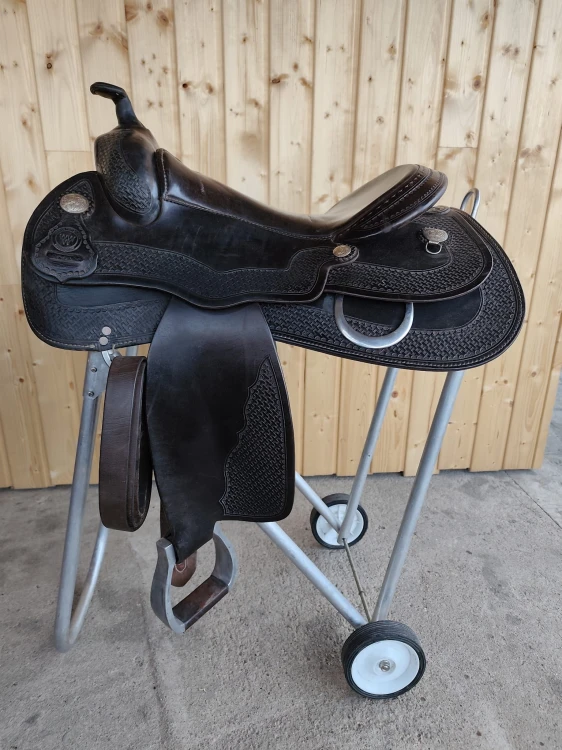 Używane siodło western Triple W Brand Saddlery — czarne, basket tooling full cover, aluminiowe strzemiona, widok z prawej