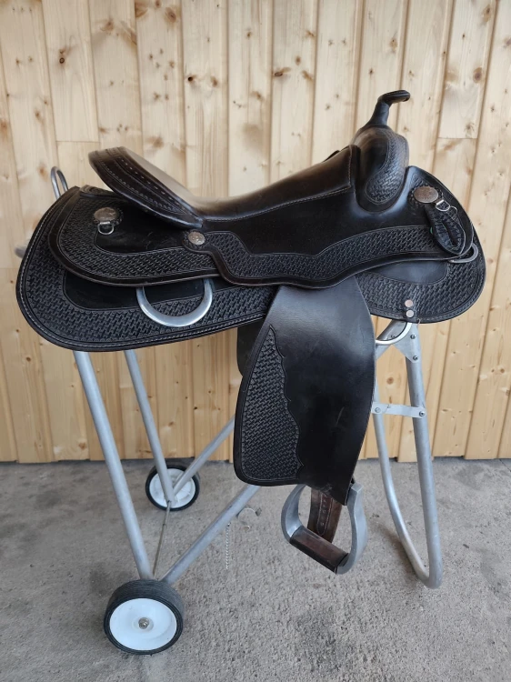 Używane siodło western Triple W LB335 — czarny basket tooling, clip-dee, widok z lewej