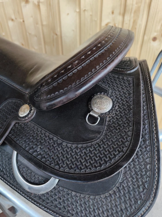 Czarny swelis roughout siodła Triple W — silver concha, basket tooling na połe