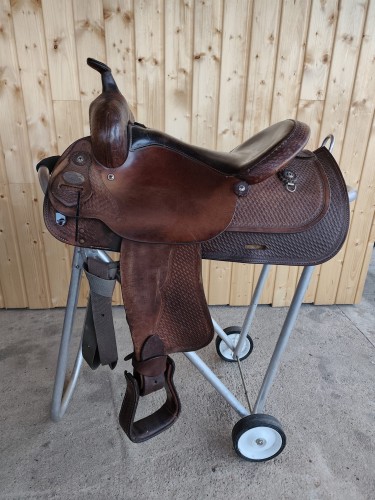 Używane siodło western Crates 15,5" — basket tooling, czarne siedzisko, widok z boku